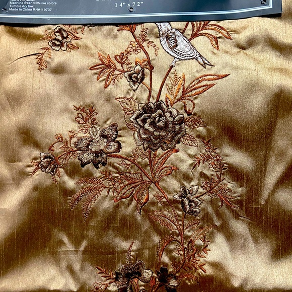 Stunning Fall Table Runner NWT Bird Design Rich Bronze Color FALL THANKSGIVING - Picture 3 of 6